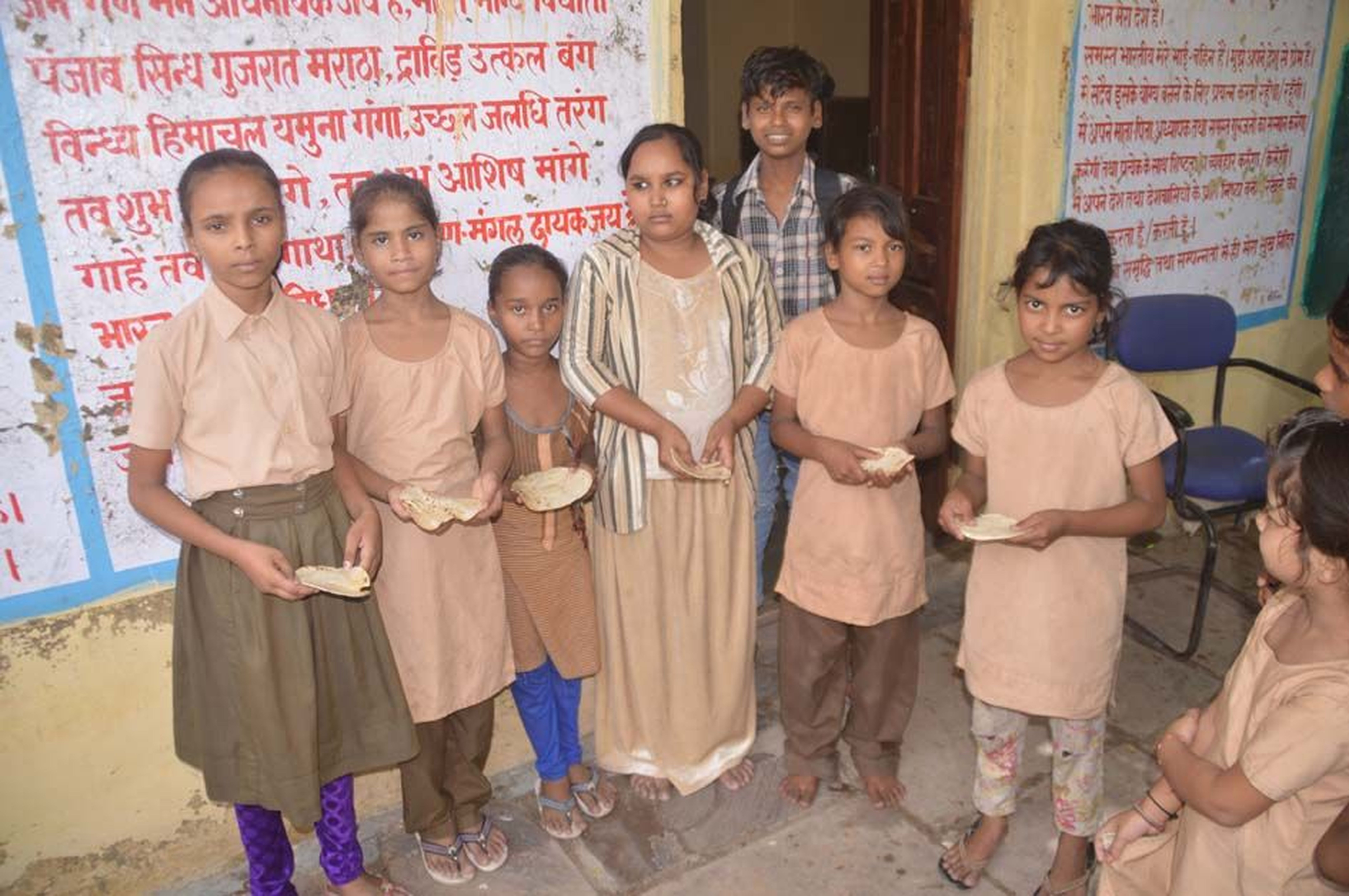 अक्षय पात्र फाउंडेशन से आ रही कच्ची व जली रोटियां, खाने लायक भी नहीं