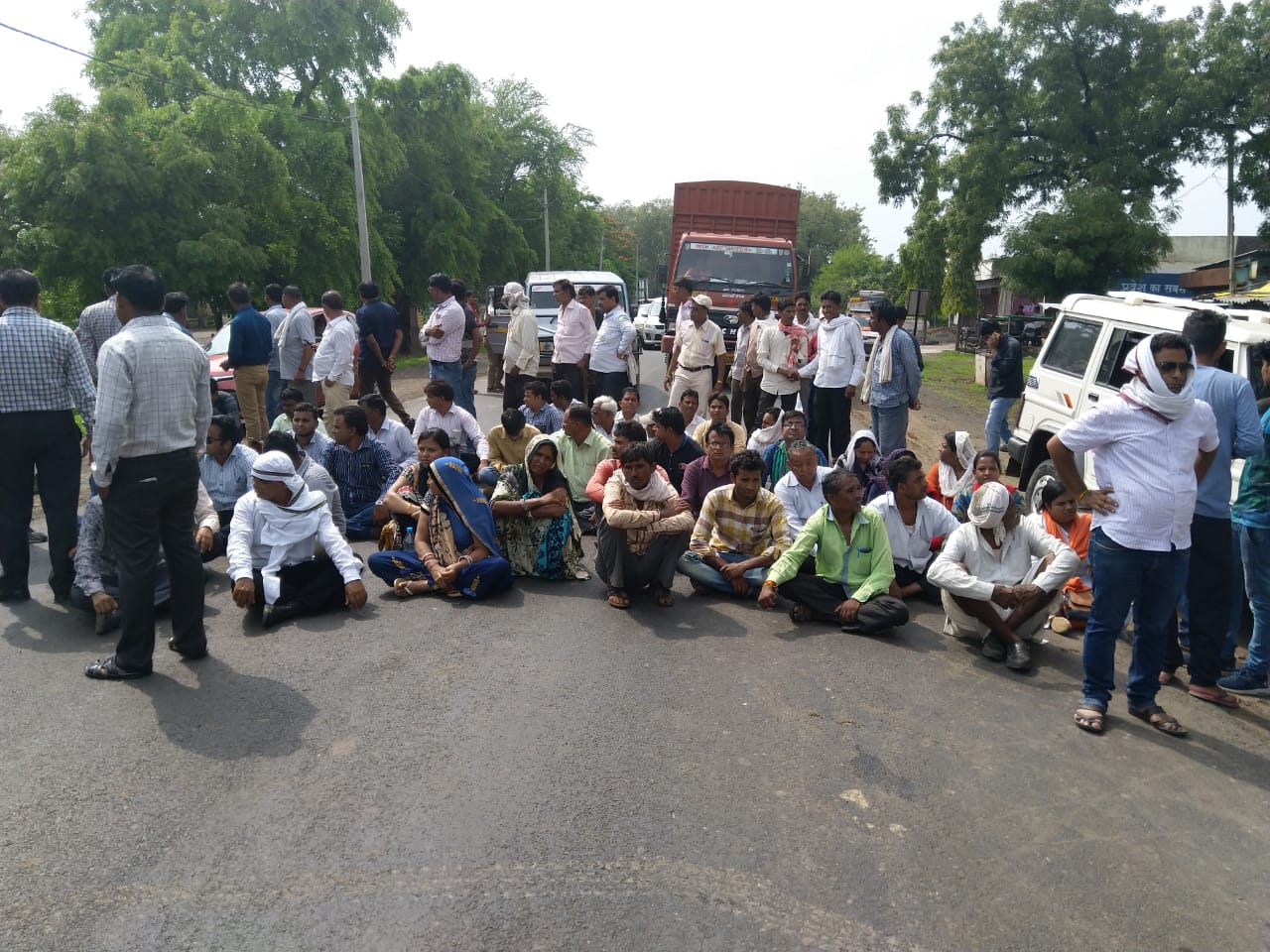 Engineer dies in road accident, highway to protest in khandwa