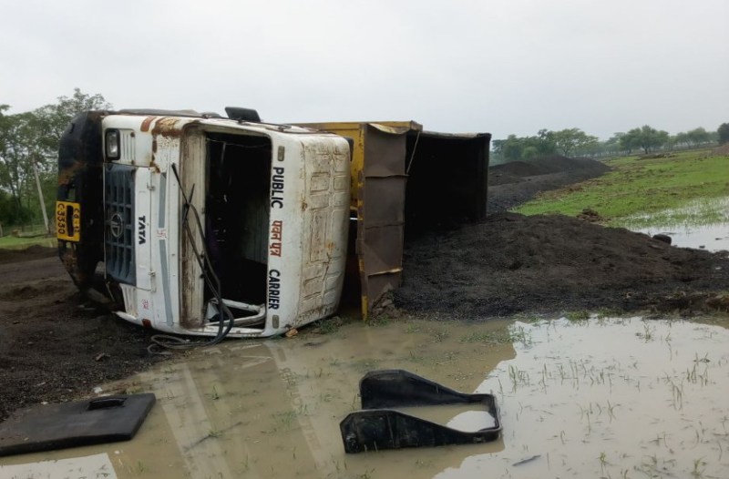 हाइवा वहां पर राखड़ डंप करने जा रहा था