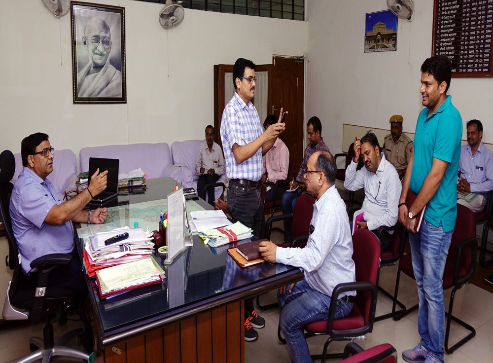 टी-शर्ट पहनकर आए जेईएन को दौसा कलक्टर ने बैठक से बाहर निकाला