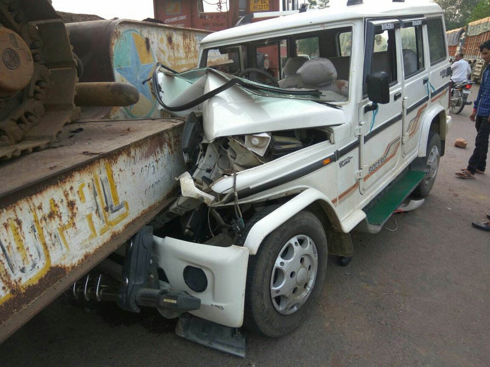 truck and car Accident in panna madala ghati