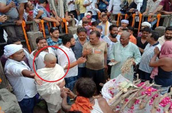munna bajrangi funeral on mankarnika ghat by his son