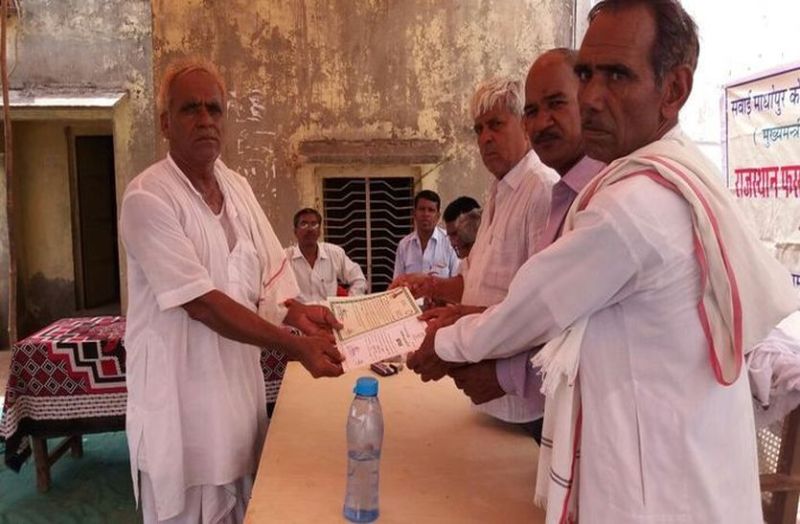 प्रमाण पत्र प्राप्त करते किसान।