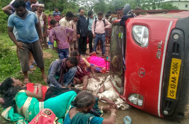 दर्दनाक हादसा : छोटा हाथी पलटने से एक की मौत, 20 लोग घायल, किसी का पैर कटा तो किसी का फटा सिर