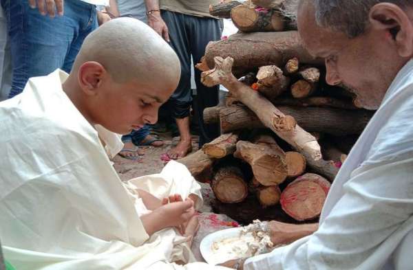 munna bajrangi funeral on mankarnika ghat by his son