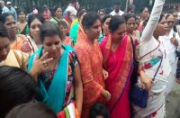 कलेक्टोरेट के बाहर लकड़ी जलाकर महिला कांग्रेसियों ने पकाया खाना, भाजपा सरकार के खिलाफ खूब की नारेबाजी