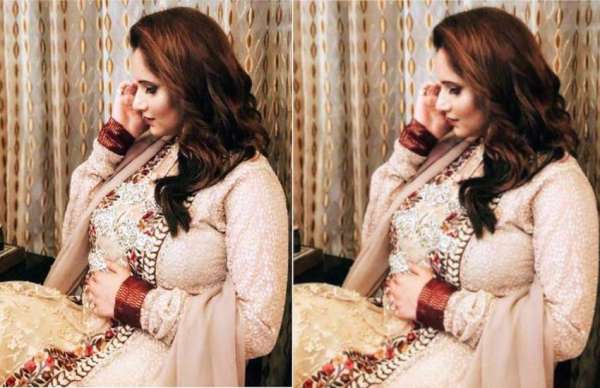 sania mirza guve pose with baby bump