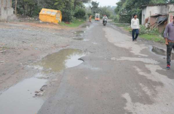 Photo Gallery : आप इस मार्ग से करते हैं आवागमन तो हो जाएं सावधान, रास्ते में हैं बड़े-बड़े गड्ढे