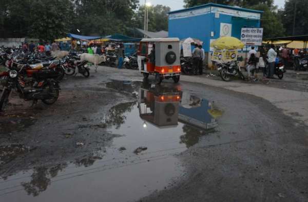 Photo Gallery : आप इस मार्ग से करते हैं आवागमन तो हो जाएं सावधान, रास्ते में हैं बड़े-बड़े गड्ढे