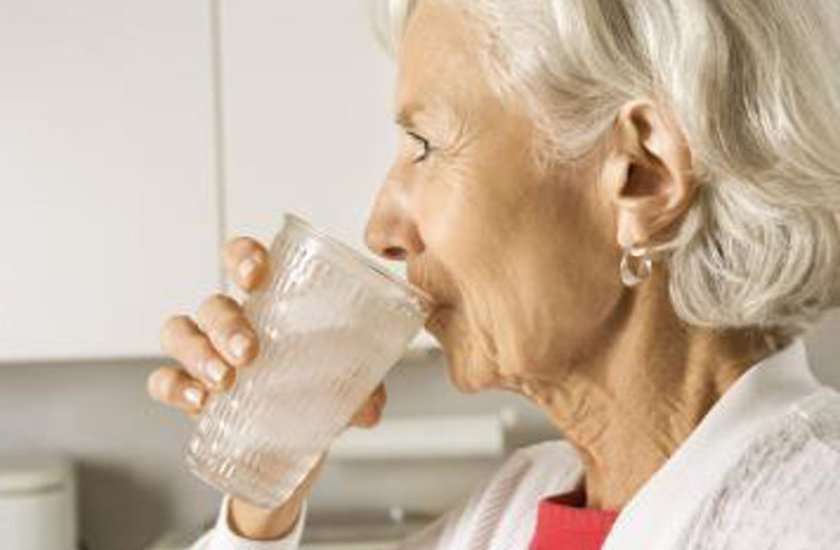 अधिक पानी पीने से बुजुर्गों की मेंटल हैल्थ में इजाफा