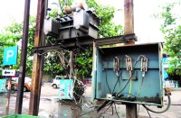 ट्रांसफार्मर के तार खुले हुए जमीन में झूल रहे