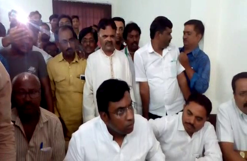 स्मार्ट कार्ड में गड़बड़ी को लेकर सीएमएचओ कार्यालय में कांग्रेसीयों ने किया प्रदर्शन