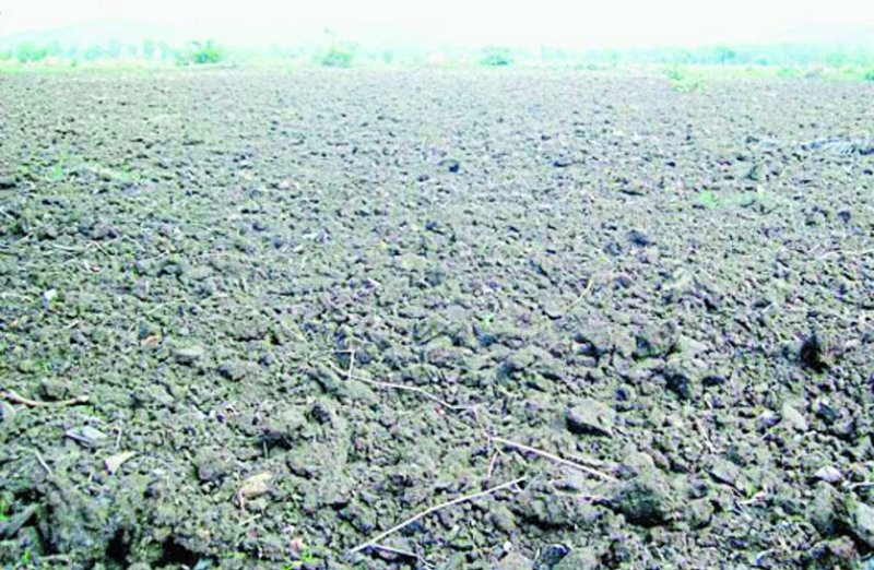 बारिश का इंतजार, खाली पडे हैं खेत