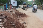लोगों का सड़क पर चलना मुश्किल