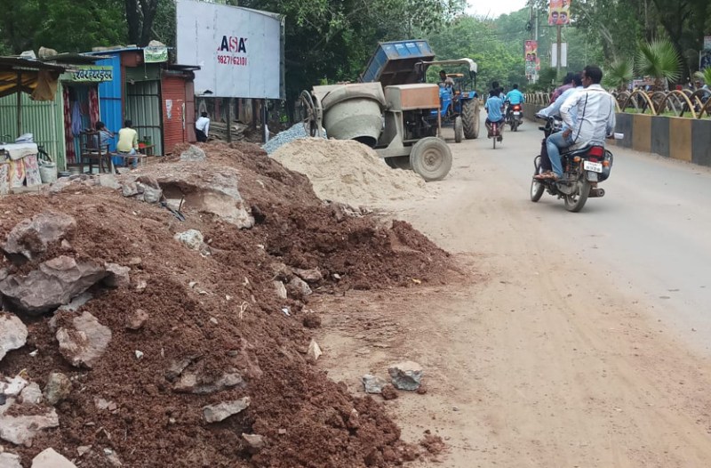 लोगों का सड़क पर चलना मुश्किल