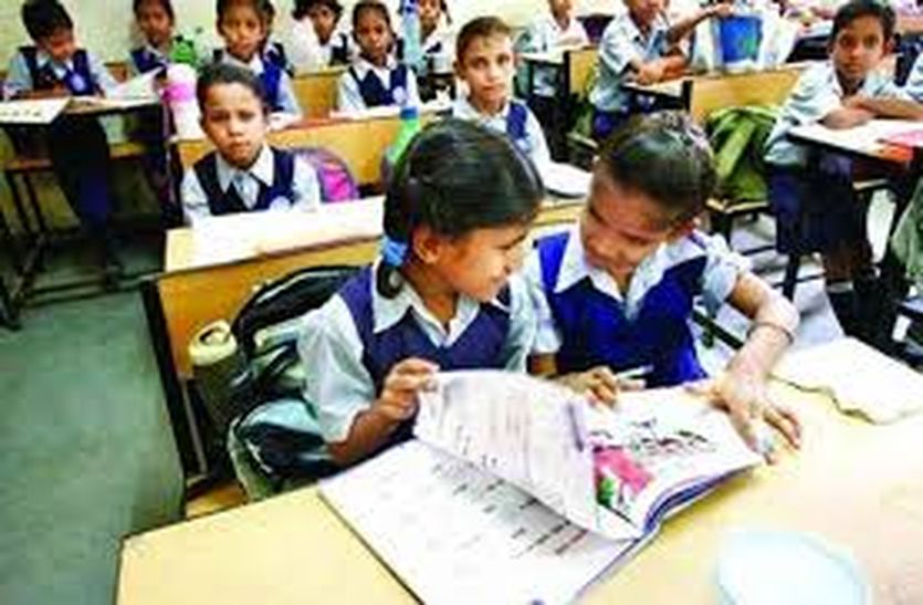 Alwar : Increasing fees in private schools every year