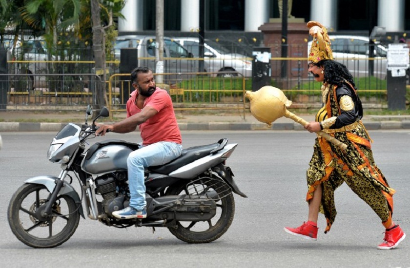 Artist dressed like Yamraj warns traffic rule violators