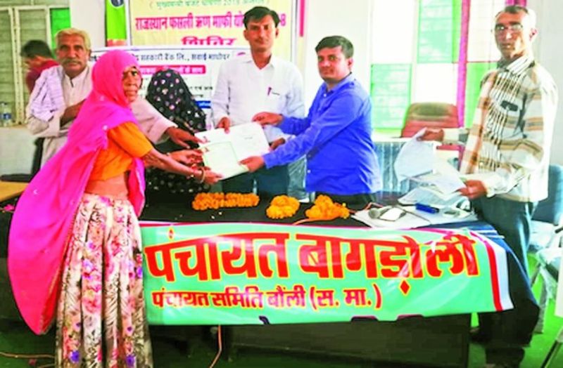 प्रमाण पत्र वितरित करते लोग।