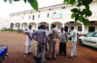 गलत फीस वसूलने का आरोप लगाते हुए जीएनएम विद्यार्थियों ने किया हंगामा