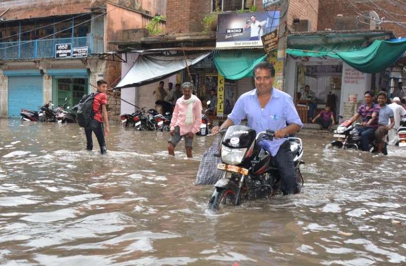 बारां में झूमकर बरसे बदरा, कई जगह जलभराव ,प्रताप चौक, स्टेशन रोड पर जलभराव के बाद दुकानदार सचेत