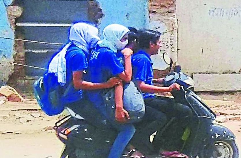 sikar news overloading from auto to bus