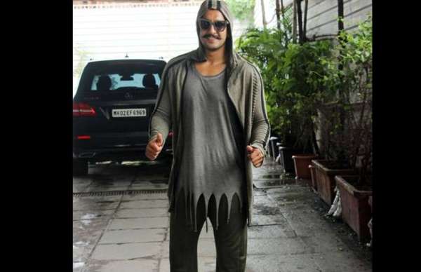 ranveer singh latest airport look photos complete simba first schedule