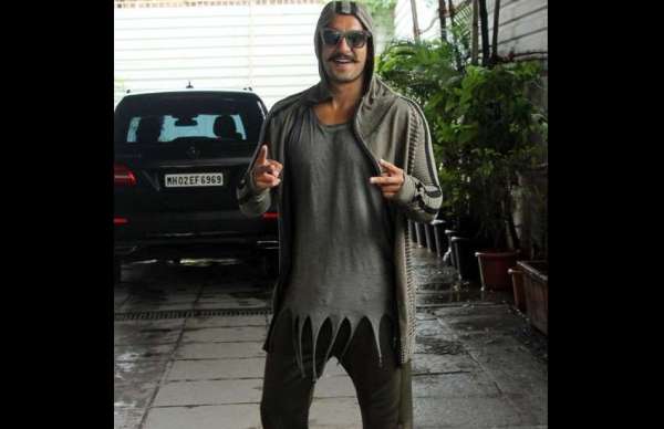 ranveer singh latest airport look photos complete simba first schedule