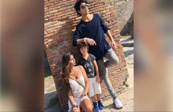 shahrukh khan returned from the holiday with family