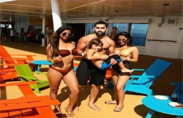 shahrukh khan returned from the holiday with family