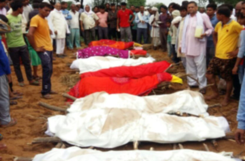 Funeral of eight people died in road accident in kannauj