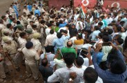तहसील कार्यालय घेरने पहुंचे युवक कांग्रेसियों के साथ पुलिस की झूमाझटकी, कई पुलिस कर्मियों के गिर गए स्टार और फटे कपड़े