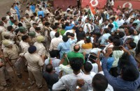 तहसील कार्यालय घेरने पहुंचे युवक कांग्रेसियों के साथ पुलिस की झूमाझटकी, कई पुलिस कर्मियों के गिर गए स्टार और फटे कपड़े