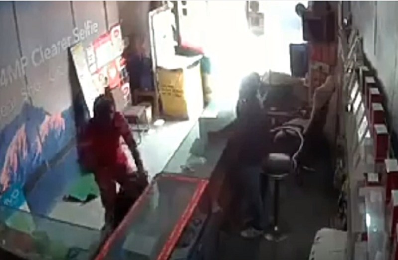 Girl beaten by his boyfriend at mobile shop in delhi video viral