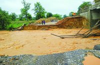 दंतेवाड़ा जाने के मुख्य मार्ग पर मरकाटोला नाले पर पुल निर्माण के दौरान बनाई बाइसपास सड़क बही।