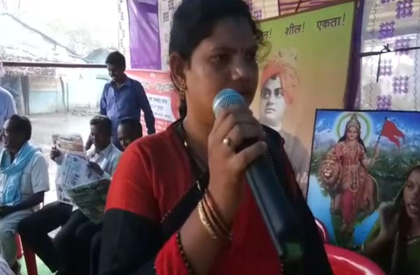 Video Gallery : आखिर क्या गा रही थी आम आदमी पार्टी की महिला प्रत्याशी, जो सब हो गए साथ और मिलाने लगे सुर में सुर