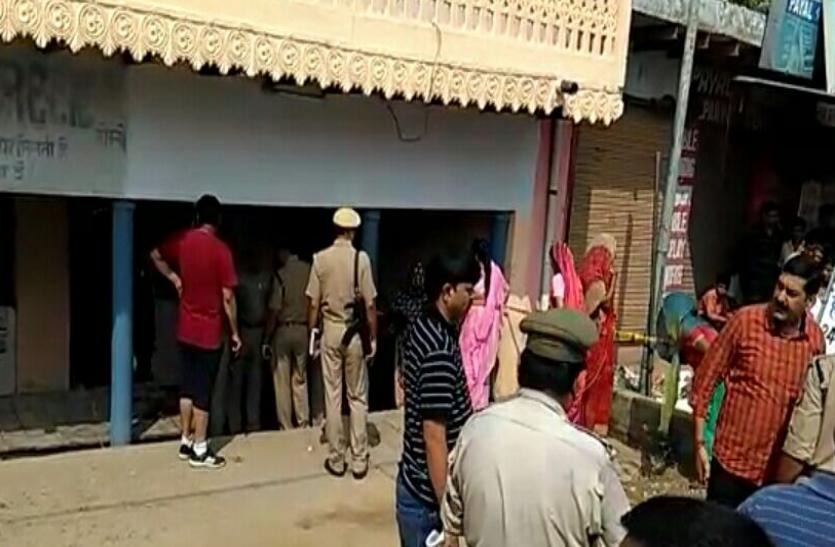 क्लीनिक पर बैठे डाॅक्टर की अचानक बाइक युवकों ने आकर ले ली जान, रिश्तेदारों पर आरोप-देखें वीडियो