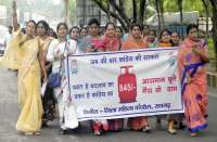 Photo Gallery : बढ़ते गैस कीमतों के विरोध में महिला कांग्रेसियों ने किया प्रदर्शन, फोटो में देखिए...