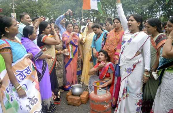 Photo Gallery : बढ़ते गैस कीमतों के विरोध में महिला कांग्रेसियों ने किया प्रदर्शन, फोटो में देखिए...