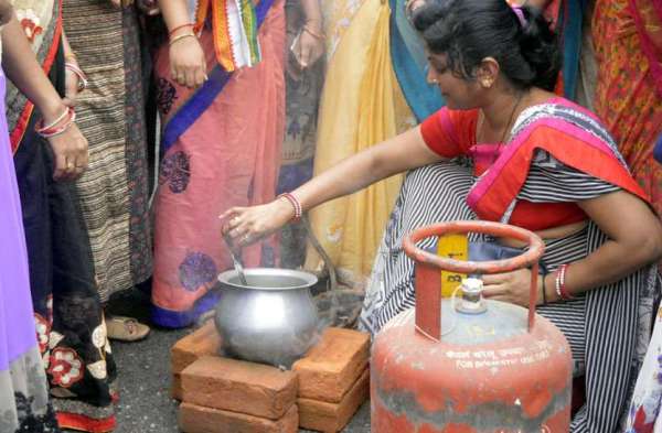 Photo Gallery : बढ़ते गैस कीमतों के विरोध में महिला कांग्रेसियों ने किया प्रदर्शन, फोटो में देखिए...