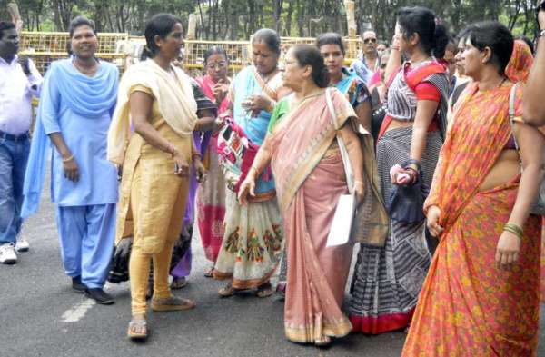 Photo Gallery : बढ़ते गैस कीमतों के विरोध में महिला कांग्रेसियों ने किया प्रदर्शन, फोटो में देखिए...