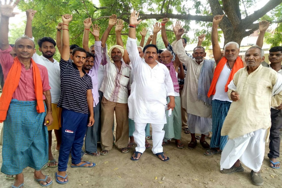 पीएम मोदी का विरोध करते वाराणसी के किसान