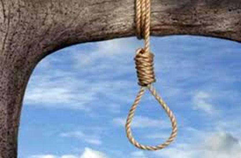Youth got hung on the tree in bhilwara