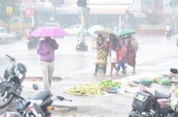 मौसम ने बदला अपना मिजाज, दोपहर होते ही आसमान में छा गए काले बादल फिर जमकर बरसे