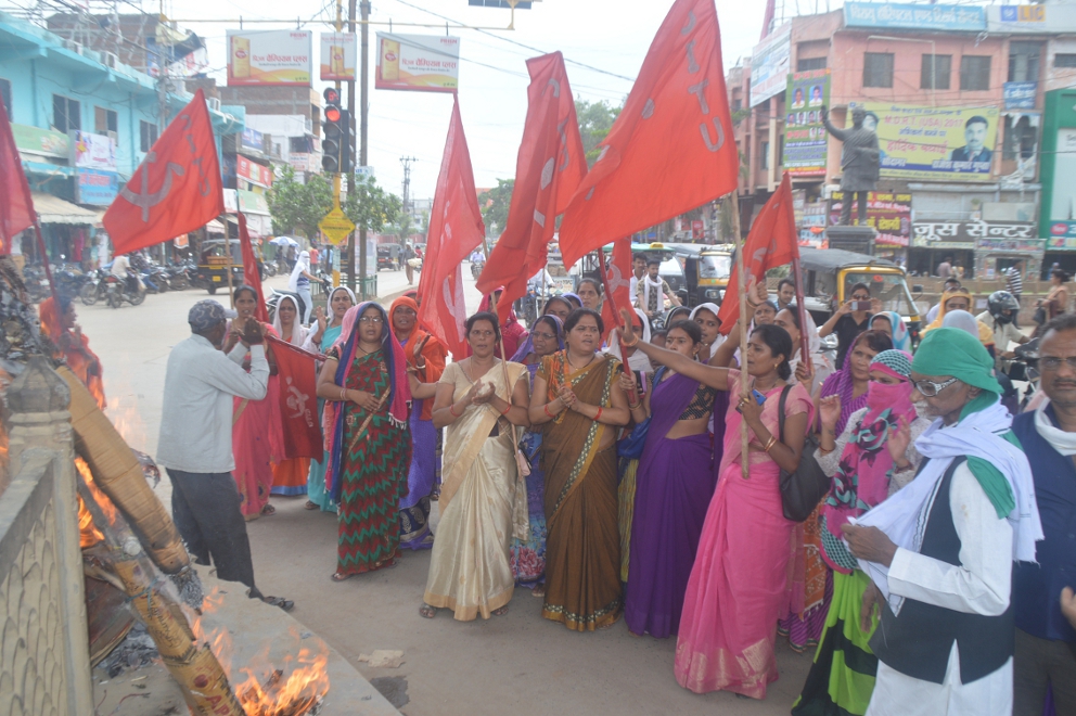 indignation against the government on salary problem