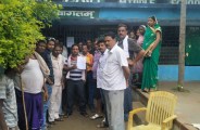 गुस्साए ग्रामीणों ने छात्रों के साथ मिलकर स्कूल में जड़ दिया ताला, जानें क्यों नाराज हैं इस गांव के ग्रामीण व बच्चे