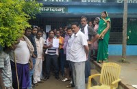 गुस्साए ग्रामीणों ने छात्रों के साथ मिलकर स्कूल में जड़ दिया ताला, जानें क्यों नाराज हैं इस गांव के ग्रामीण व बच्चे