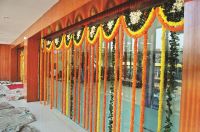 खुशियों के शामियाने महक रहे फूलों से