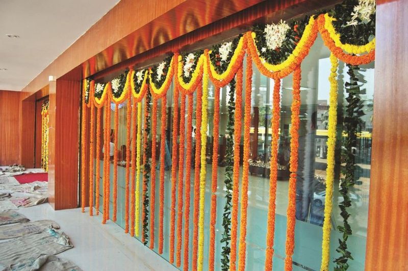 खुशियों के शामियाने महक रहे फूलों से