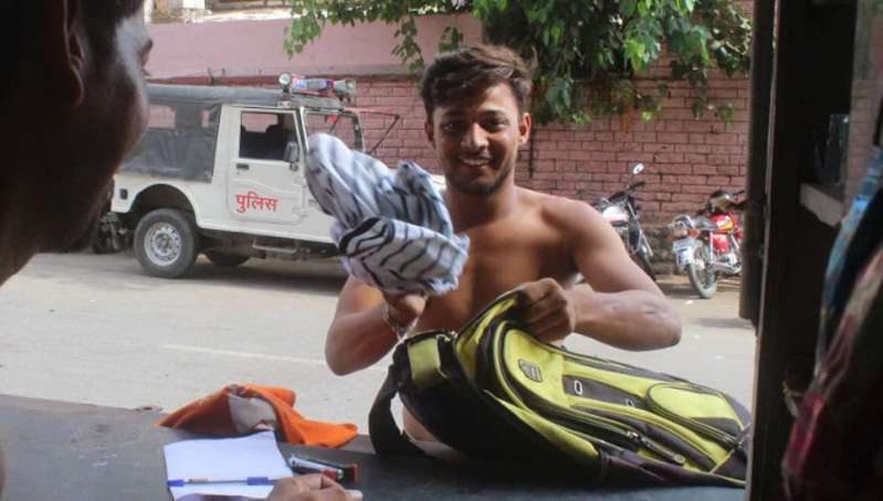 candidates cut their full sleeves shirt in constable exam