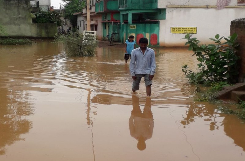 पहली ही बारिश में पामगढ़ की सड़कों तथा नालियों की पोल खुल गई
